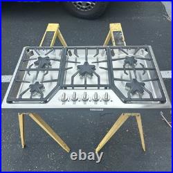 Thermador 36 Masterpiece Series Natural Gas Cooktop w 5 Star Burners SGSX365FS