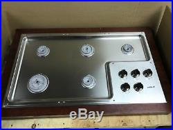 Wolf CG365P/S 36 Inch Professional Gas Cooktop in Natural Gas w Stainless Knobs