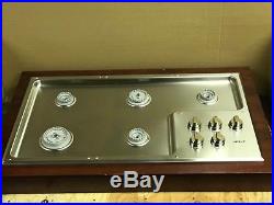 Wolf CG365P/S 36 Inch Professional Gas Cooktop in Natural Gas w Stainless Knobs